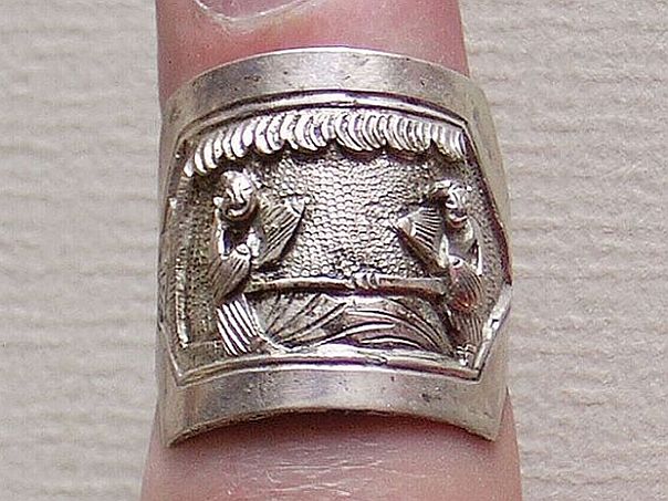 Ring with figures at a table – (2494)